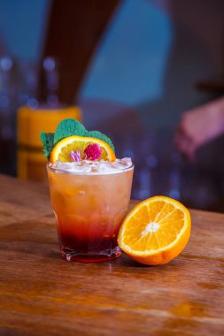 çekici lezzetli içecek, kuru çiçekler, nane ve turuncu bir buket. Natürmort.