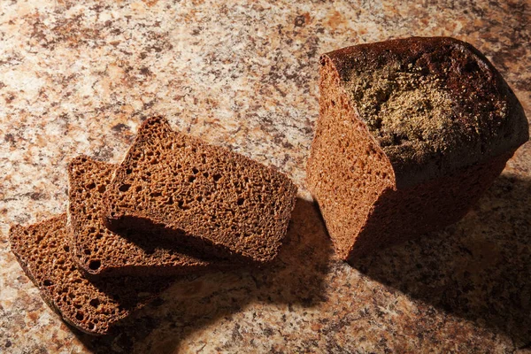 Черный Нарезанный Хлеб Столе Макро — стоковое фото