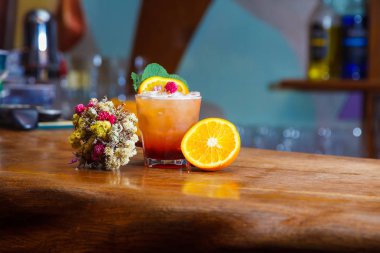 çekici lezzetli içecek, kuru çiçekler, nane ve turuncu bir buket. Natürmort.