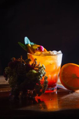 çekici lezzetli içecek, kuru çiçekler, nane ve turuncu bir buket. Natürmort.