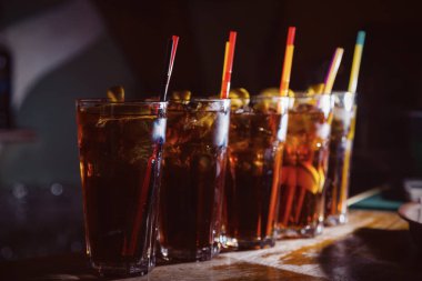 güzel, altın satır kokteyl çubuğu