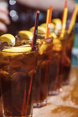 güzel, altın satır kokteyl çubuğu