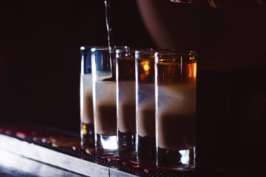 Çekim kokteyller hazırlanması. Yakın çekim