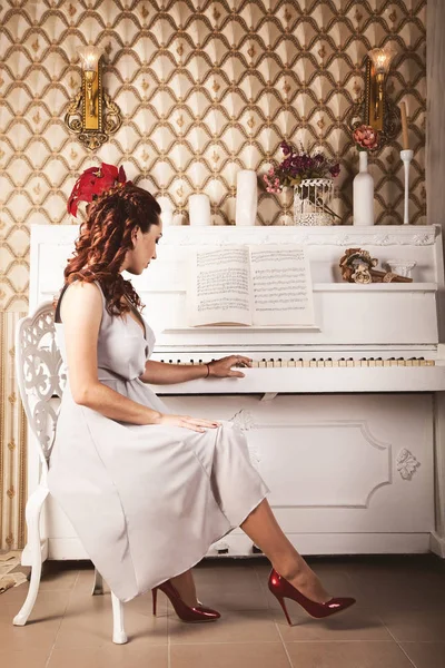 Beautiful Redhead White Dress Piano — Stock Photo, Image