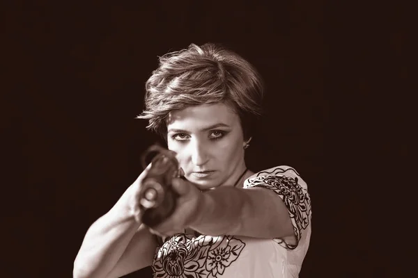 Silahı Elinde Tutan Askeri Tarzı Çekici Kadın Portresi — Stok fotoğraf