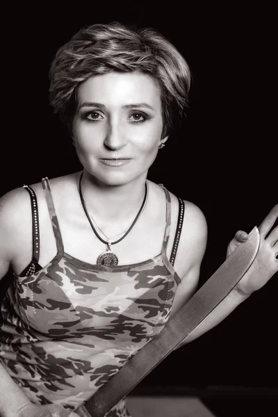 Askeri Tarzı Bıçak Elinde Tutan Çekici Kadın Portresi — Stok fotoğraf