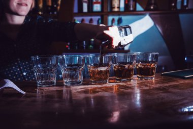 Uzun kokteyl hazırlanması. Yakın çekim