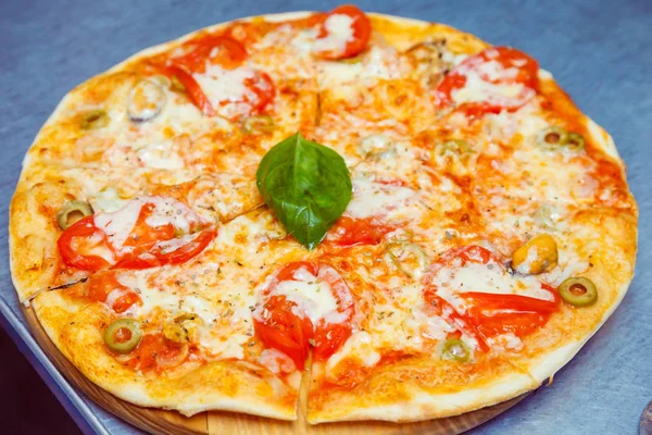 Pizza Med Skaldjur Tomatsås — Stockfoto