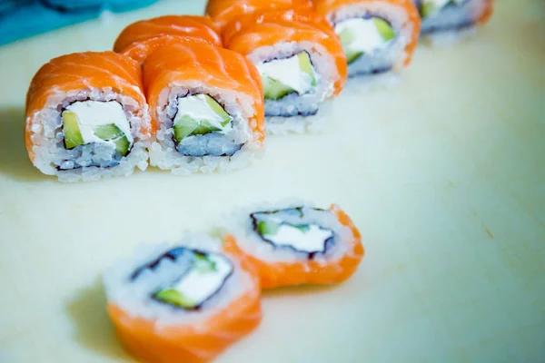 Sushi Tekercs Fehér Tányérra Élelmiszer — Stock Fotó
