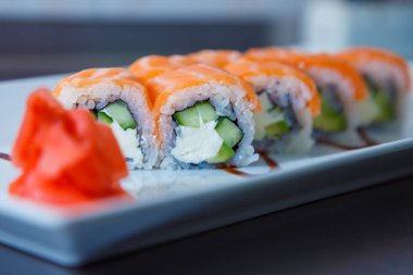 Suşi beyaz plaka üzerinde rulo. Gıda