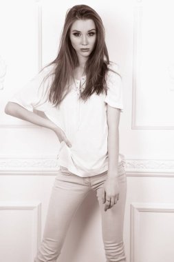 beyaz duvar yakınındaki neşeli çekici kız. portre