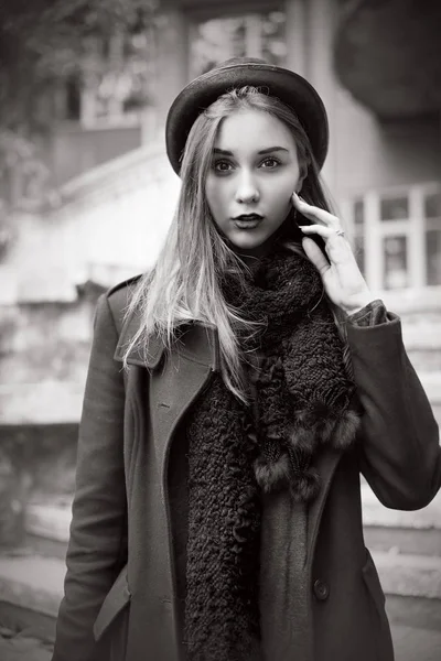 Hermosa Chica Fondo Del Viejo Edificio Retrato Maquillaje Peinado —  Fotos de Stock