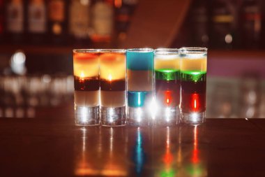 Renkli alkol vurdu içecekler üzerinde bar. kokteyl