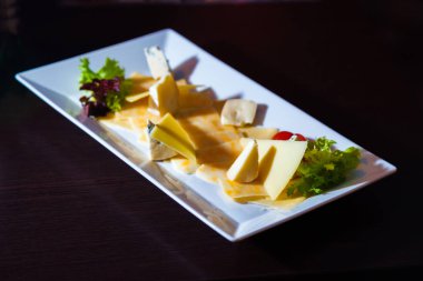 plaka ile farklı tür-in peynir dekore edilmiş