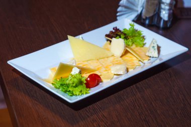 plaka ile farklı tür-in peynir dekore edilmiş