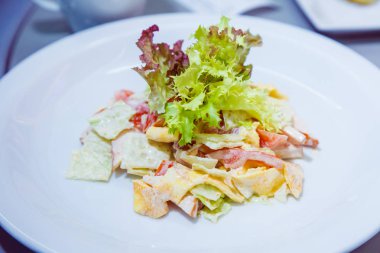 taze salata domates peynir ve yeşillik ile