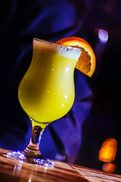 Beau Cocktail Jaune Avec Mousse Blanche Une Tranche Orange Dans — Photo