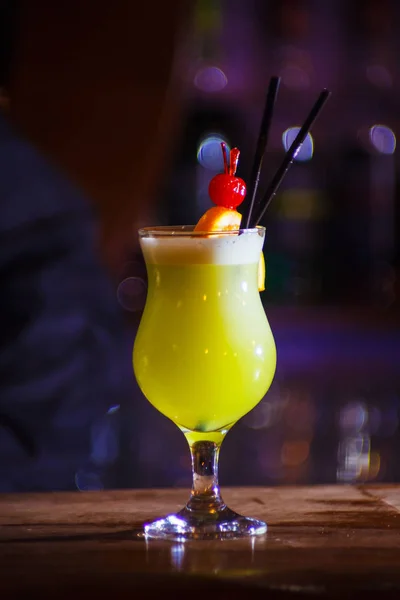 Een Mooie Gele Cocktail Met Witte Schuim Orange Slice Kersen — Stockfoto