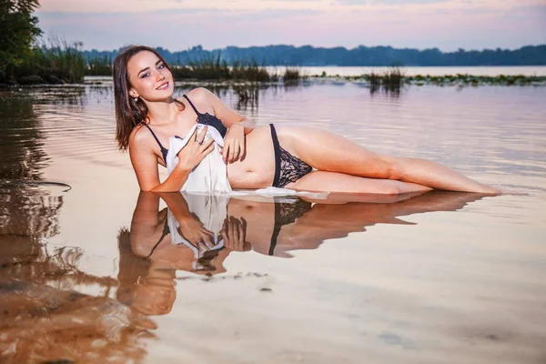 Aantrekkelijk Meisje Ondergoed Een Wit Shirt Bij Dageraad Rivier Liggen — Stockfoto