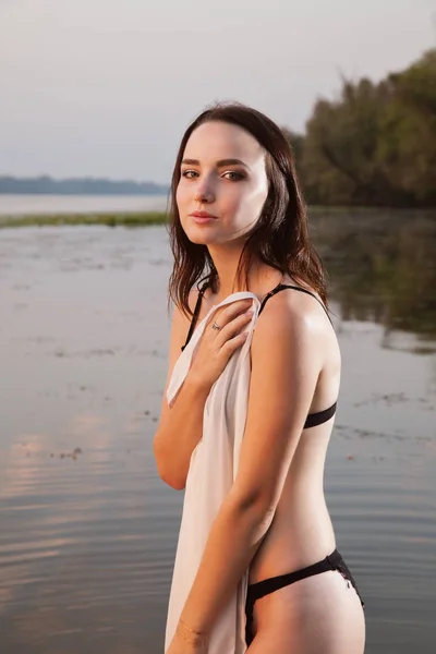 Atraktivní Dívka Prádle Bílou Košili Stojí Řeky Úsvitu Krása Móda — Stock fotografie