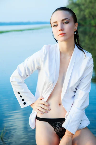 Attraktives Mädchen Weißer Jacke Stand Morgengrauen Fluss Schönheit Mode Portrait — Stockfoto