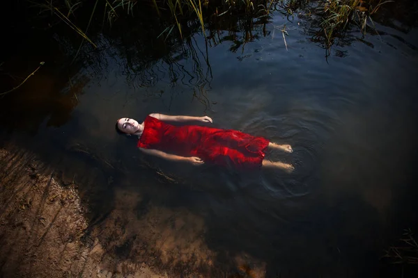 Ponoření Černých Vodách Atraktivní Smyslná Dívka Vodě Odraz Mraků — Stock fotografie