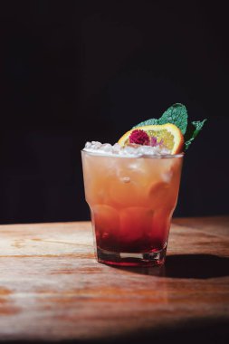 çekici lezzetli içecek, kuru çiçekler, nane ve turuncu bir buket. Natürmort.