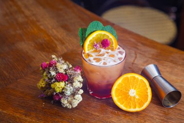 çekici lezzetli içecek, kuru çiçekler, nane ve turuncu bir buket. Natürmort.