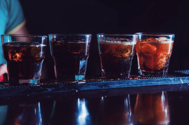 Uzun kokteyl hazırlanması. Yakın çekim