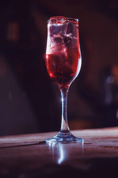 Cocktail Rouge Dans Grand Verre Sur Bar Gros Plan — Photo