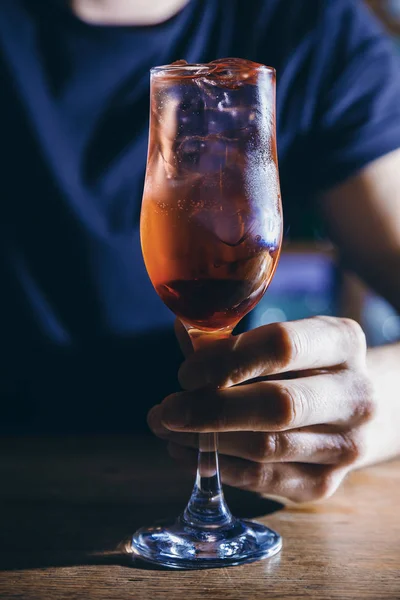 Roter Cocktail Einem Hohen Glas Der Bar Nahaufnahme — Stockfoto