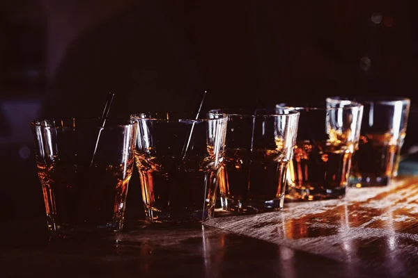 güzel, altın satır kokteyl çubuğu