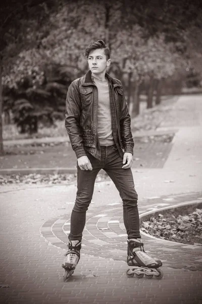 Joven Atractivo Chico Patinando Parque — Foto de Stock