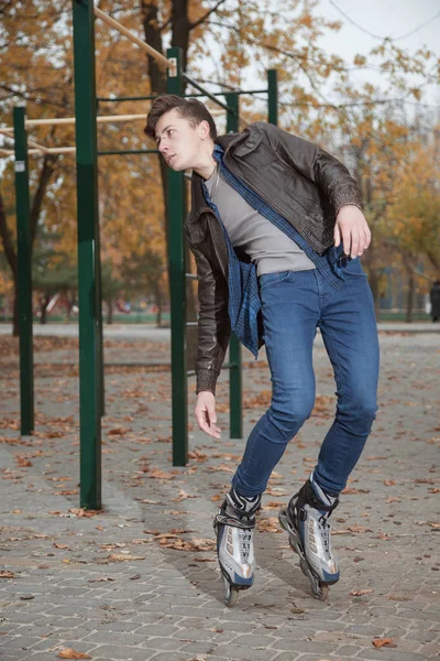 Young Attractive Guy Rollerblading Park — Stock Photo, Image