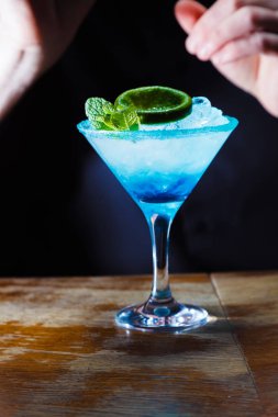 güzel mavi kokteyl hazırlanması. yakın çekim