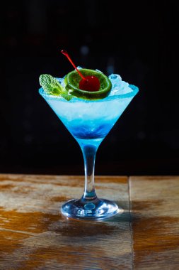 güzel mavi kokteyl hazırlanması. yakın çekim