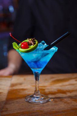 güzel mavi kokteyl hazırlanması. yakın çekim