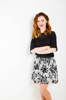 Çekici kahverengi saçlı kadın kapalı portresi