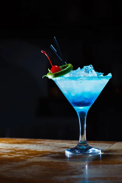 Preparation Beautiful Blue Cocktail Close — Stock Photo, Image