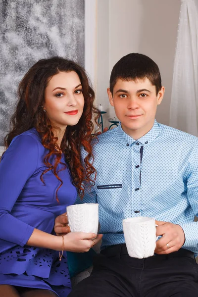 Mooie Paar Verliefd Blauw Met Cups Handen Een Achtergrond Van — Stockfoto