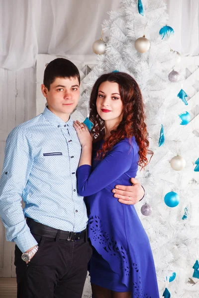 Schönes Verliebtes Paar Auf Blauem Hintergrund Weihnachten — Stockfoto