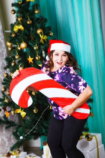 Retrato Una Hermosa Joven Morena Cerca Árbol Navidad Fondo Navidad —  Fotos de Stock