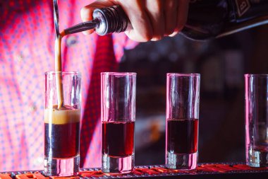 Bardaki shot bir kokteyl b-52 hazırlanması. yakın çekim