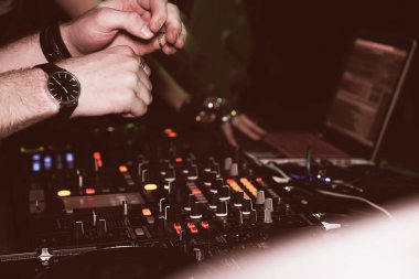 DJ parça bir partide karışımları. DJ Denetim Masası
