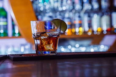 tekila bir gece kulübünde bardaki yakın çekim