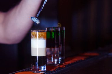 bir atış barda kokteyl hazırlama sayaç