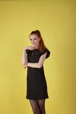 Stüdyoda bir çekici, sevimli kız portresi.