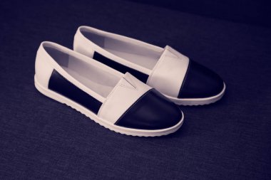 şık, konforlu, iki kadın ayakkabı bir arka plan üzerinde renkli