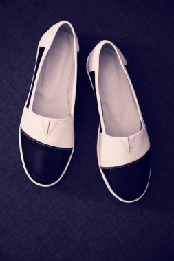 şık, konforlu, iki kadın ayakkabı bir arka plan üzerinde renkli