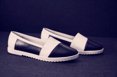 şık, konforlu, iki kadın ayakkabı bir arka plan üzerinde renkli